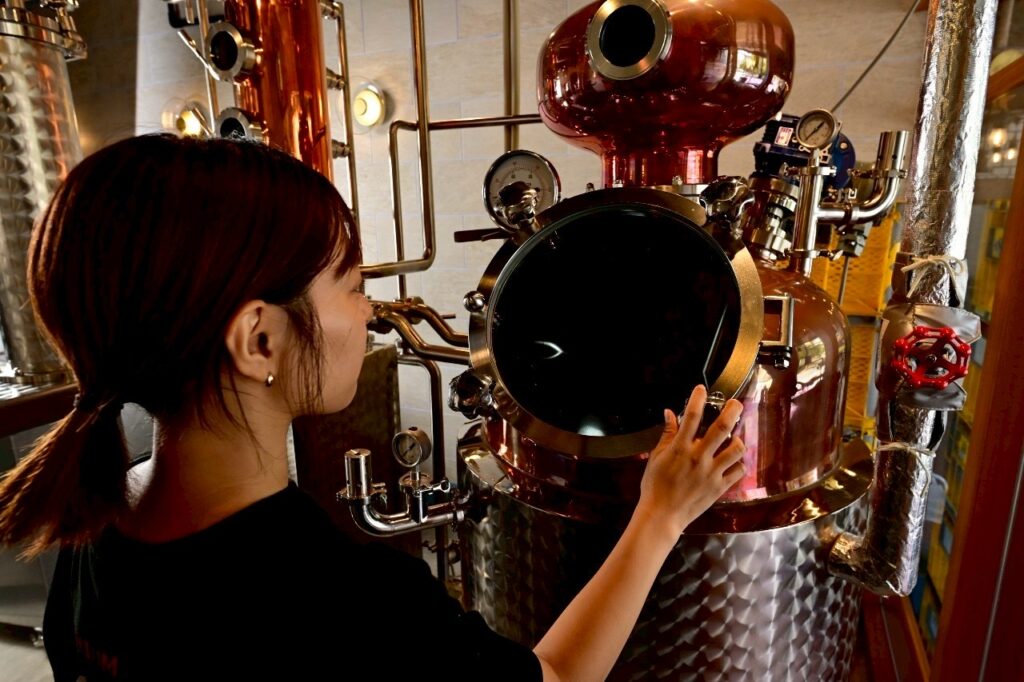 沖縄発クラフトジン「F-1 GIN えふわんじん」――女性蒸留家が放つ真紅の四角缶、8/1解禁 3 sub5 1