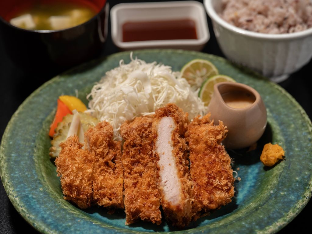 石垣島に「やえかつ」誕生。沖縄県産豚のとんかつで、一日のはじまりから夜時間まで 4 sub6 9