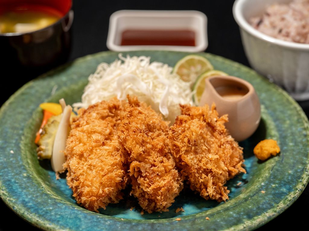 石垣島に「やえかつ」誕生。沖縄県産豚のとんかつで、一日のはじまりから夜時間まで 5 sub7 8