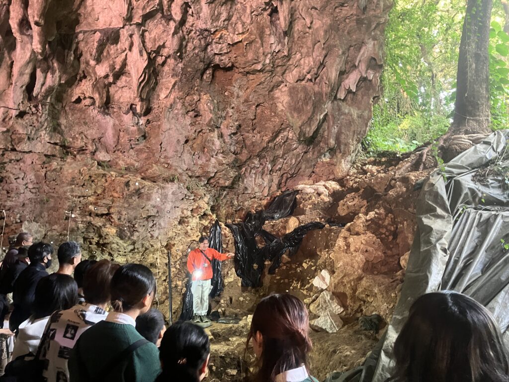 サキタリ洞遺跡で発掘見学会開催 世界最古の釣り針にも注目 1 main 14