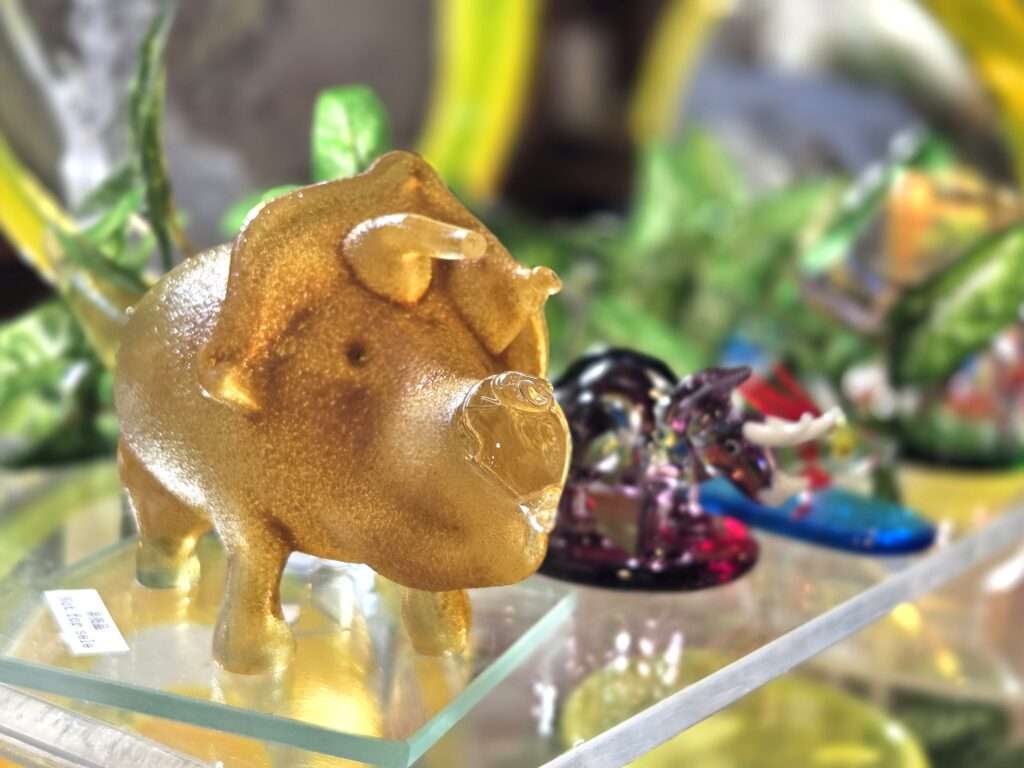 森のガラス館の琉球ガラス「恐竜くん」誕生 名護で出会う親子の新しい旅土産 2 sub2 23