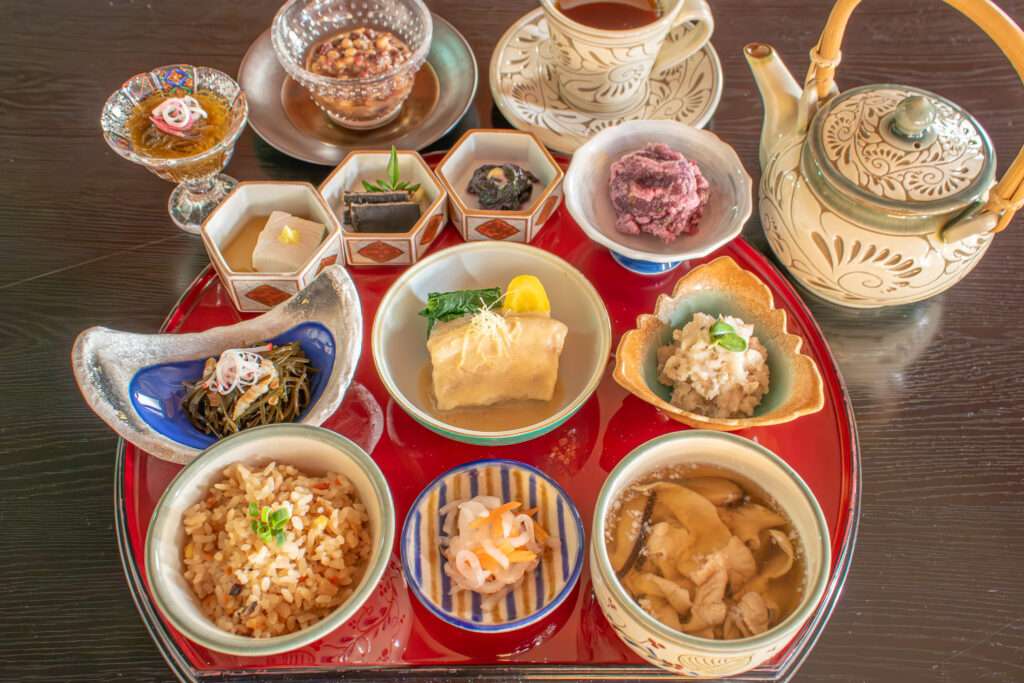 ロワジールホテル那覇、琉球料理伝承人が手掛ける限定御膳を提供 1 main 38