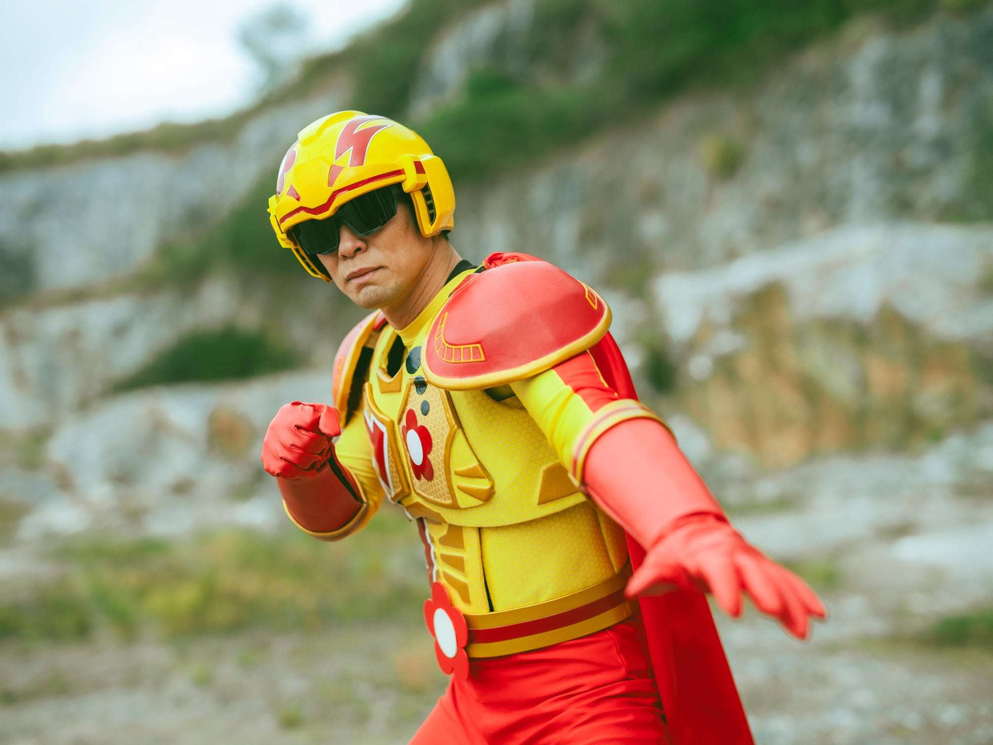 創業者ゆかりの地である今帰仁村「諸志共同売店」での撮影風景