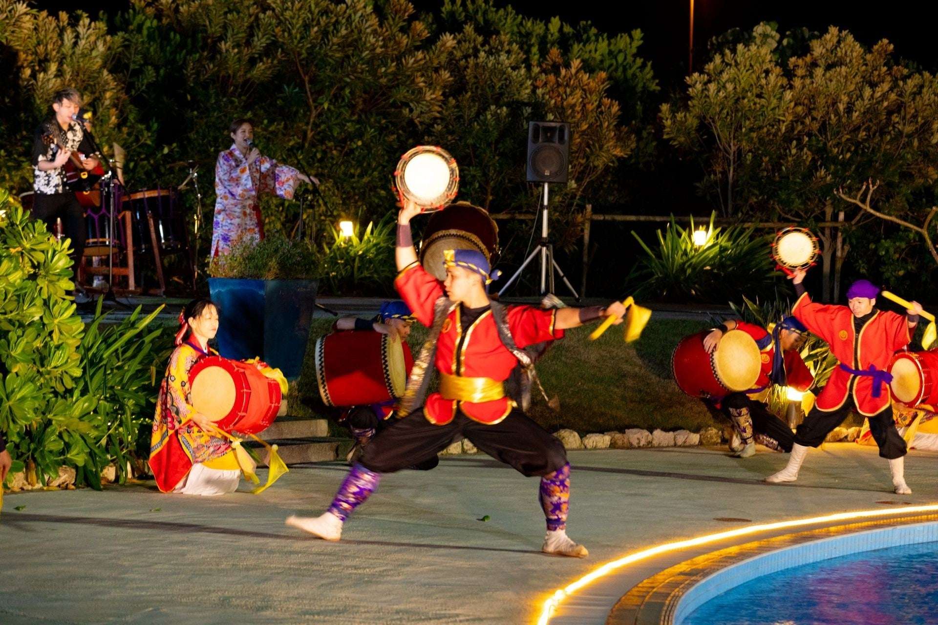 夜の静寂に響き渡る三線の音色と島唄ライブ