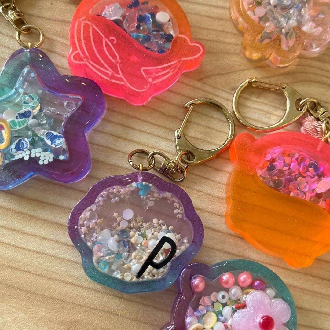 子供たちも楽しめる「しゃかしゃかキーホルダー作り」のワークショップ