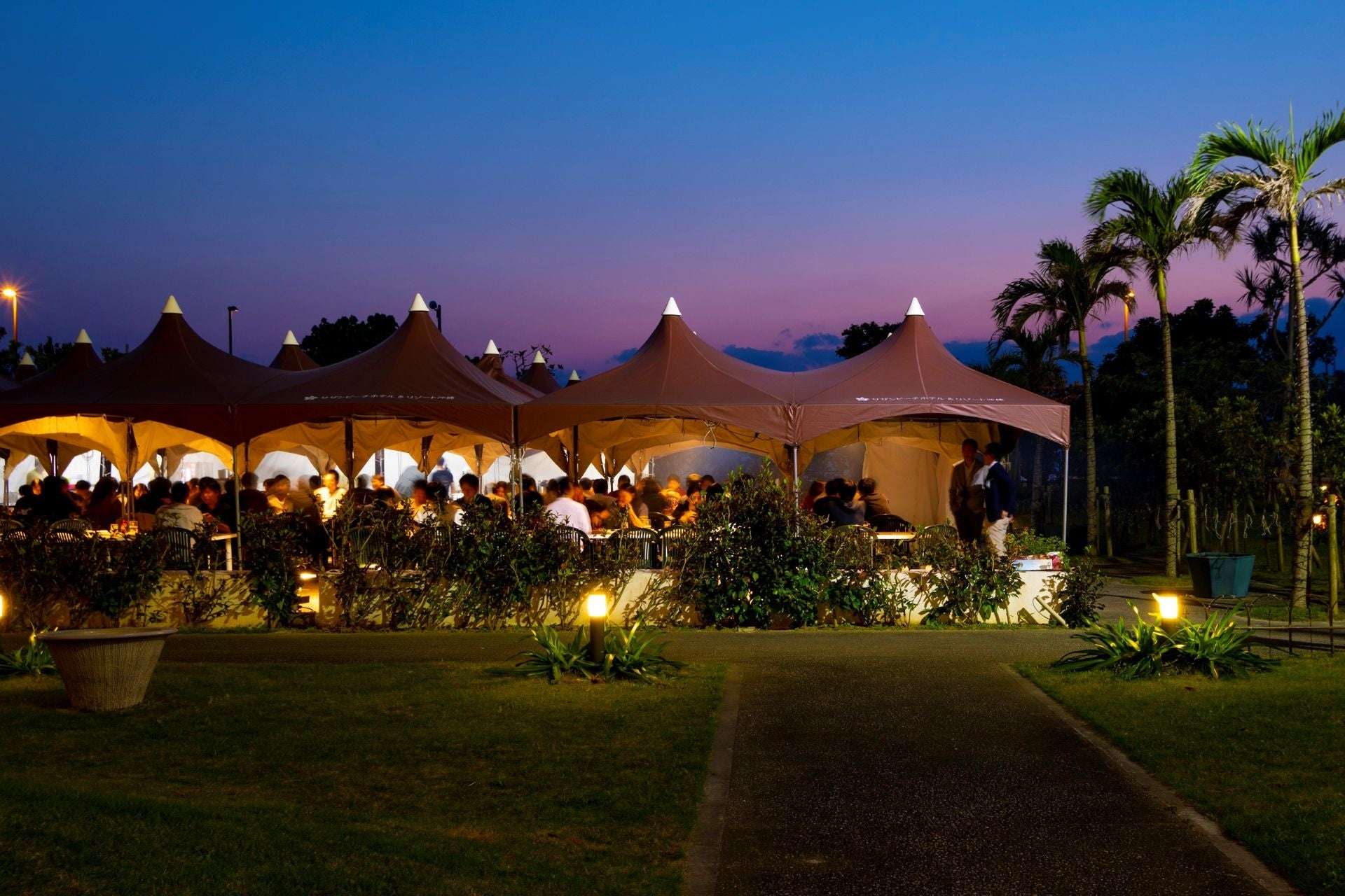 サザンビーチホテル&リゾート沖縄に「虹のウォータースライダー」登場 3 南国の夜風を感じながら楽しむボリューム満点のガーデンBBQ