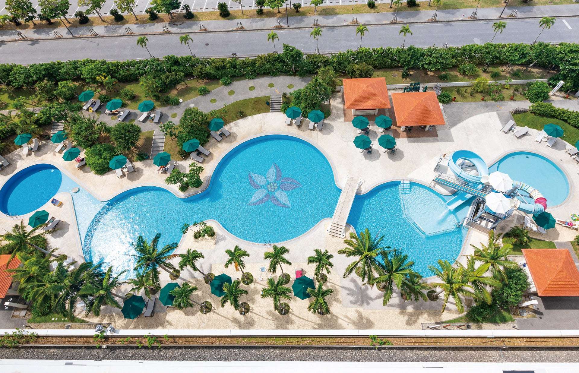 =幻想的な光の輪が体験できる沖縄初の「虹のウォータースライダー」