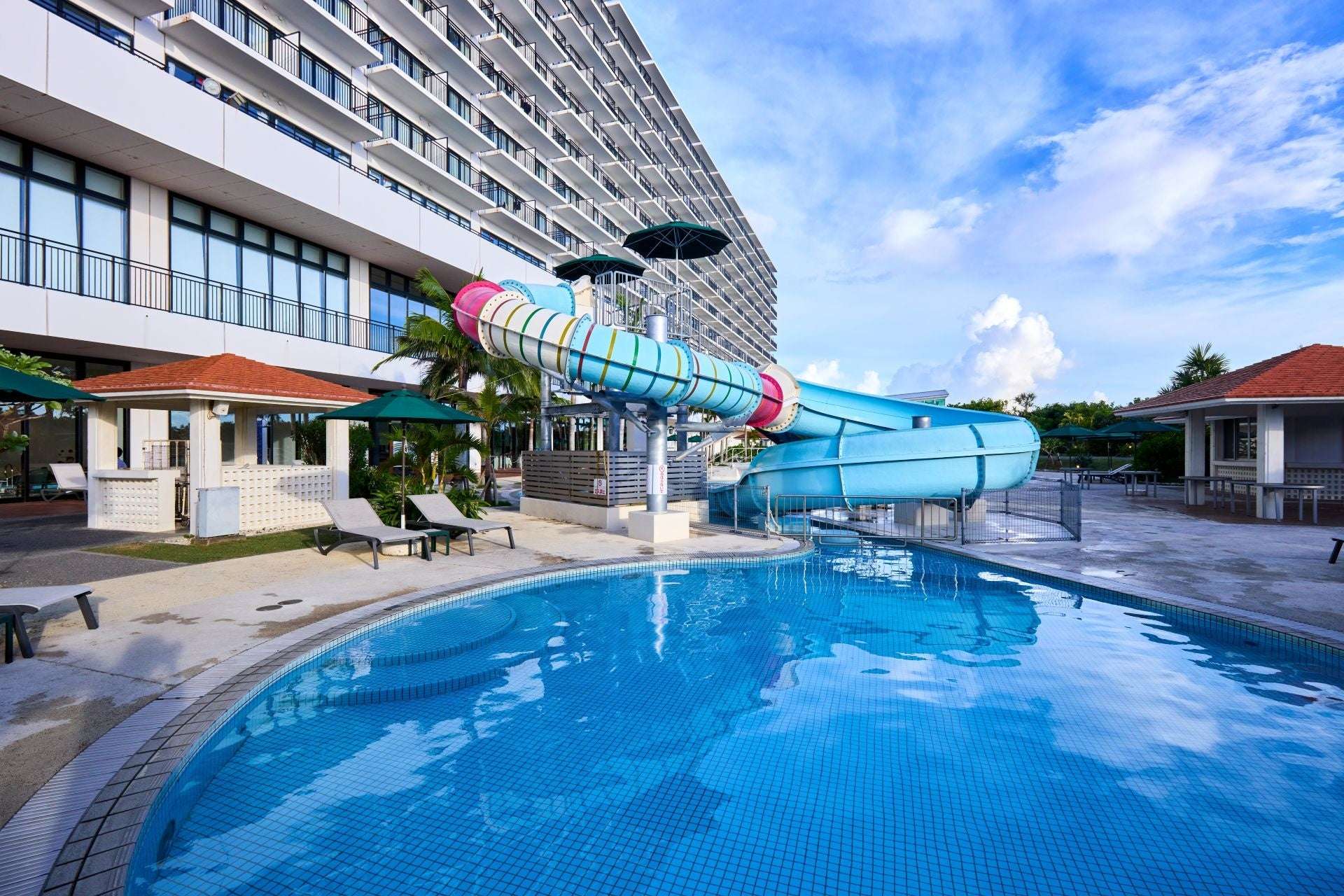 サザンビーチホテル&リゾート沖縄に「虹のウォータースライダー」登場 2 全長約70mにおよぶ広大なガーデンプールの全景