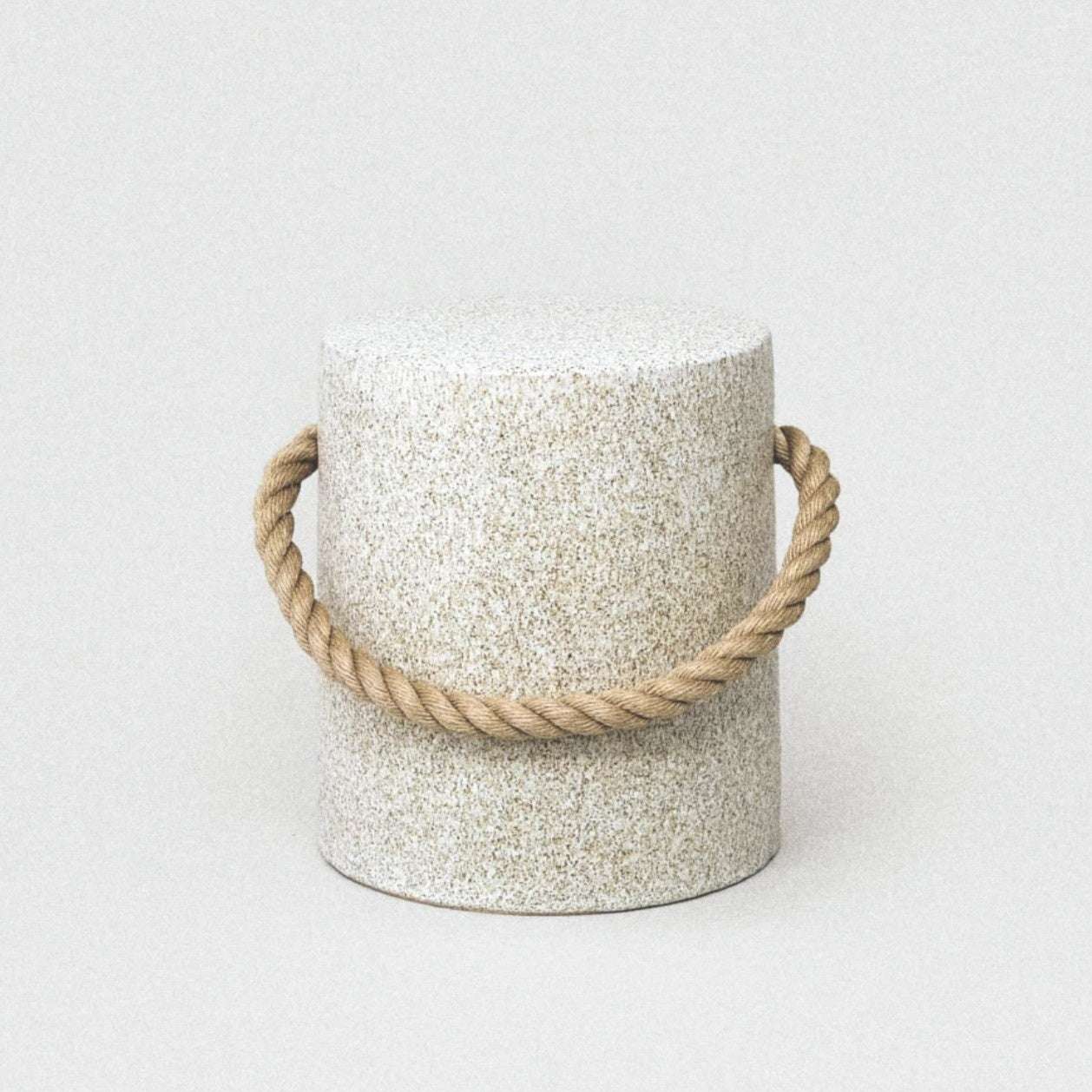 空間を彩るNOTA&design製作の信楽焼スツール