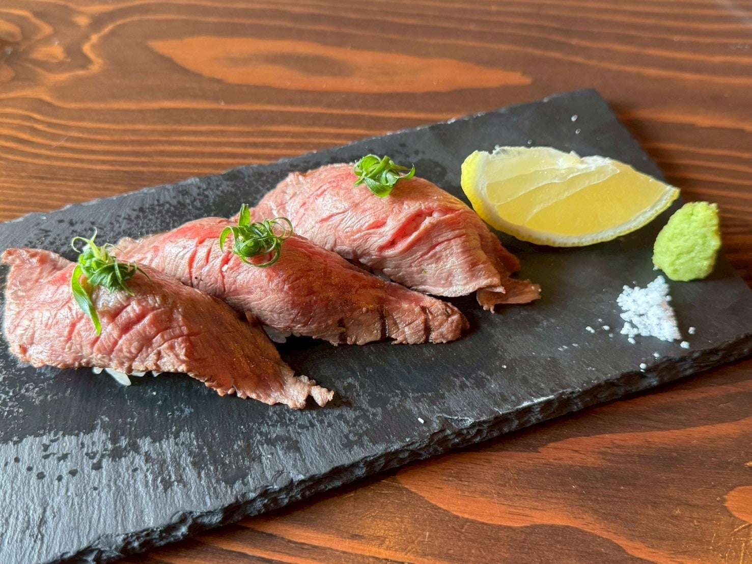 自家製醤油麹のまろやかさが際立つ「石垣牛ユッケ」