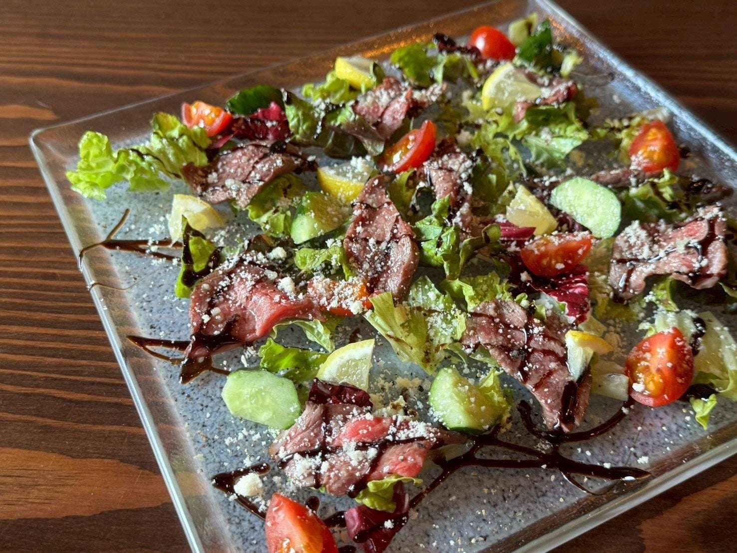 自家製クランベリーソースで味わうメインディッシュの石垣牛ステーキ