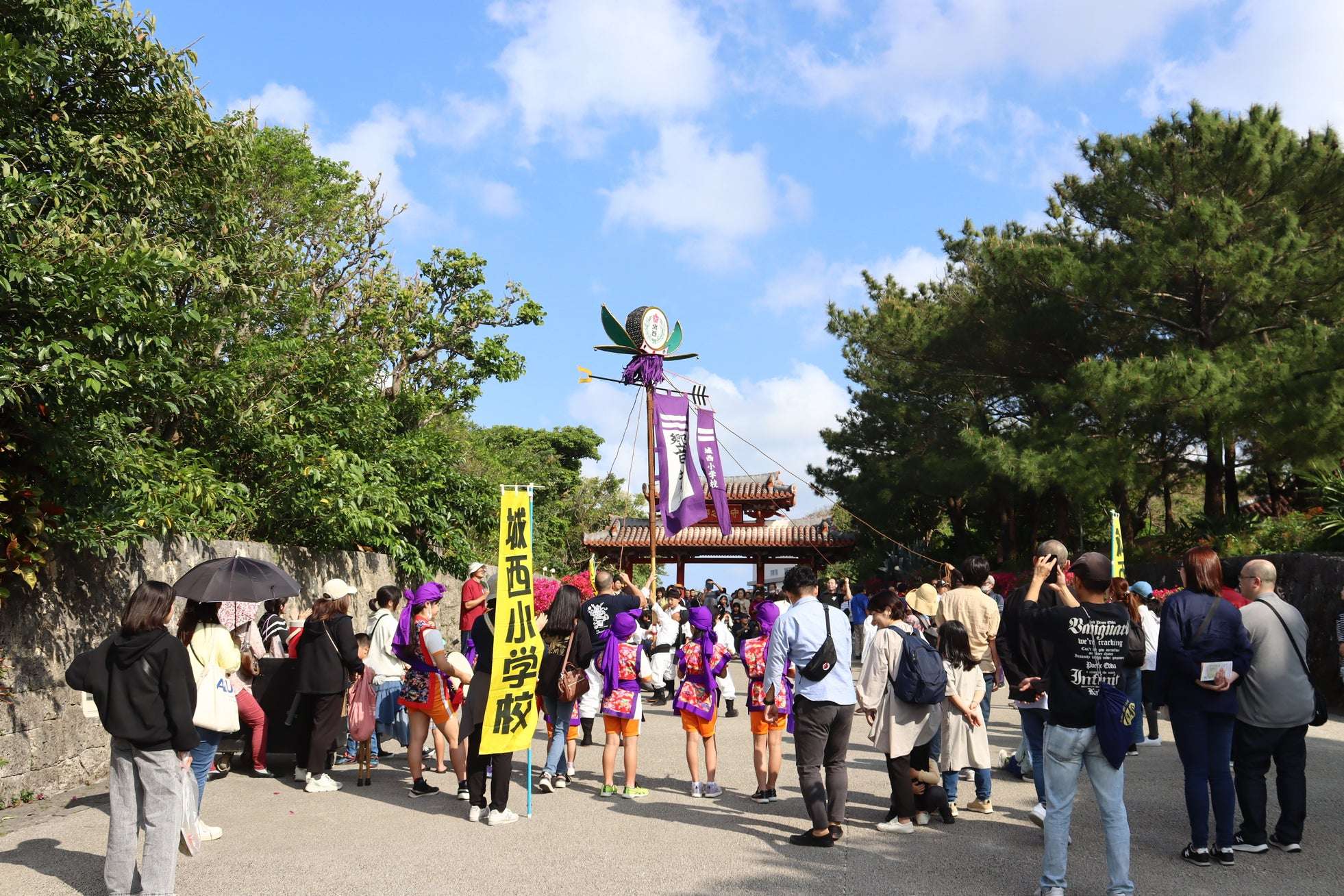 力強い演舞を披露する「首里こども旗頭」の様子