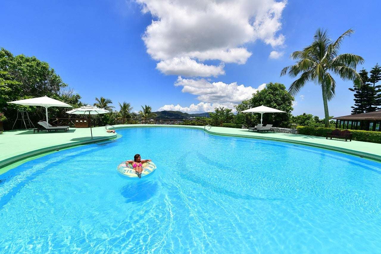 ココ ガーデンリゾート オキナワ、ひとり旅プラン販売 シングル料金半額に 2 大人のひとり旅を彩るナイトカクテルイメージ