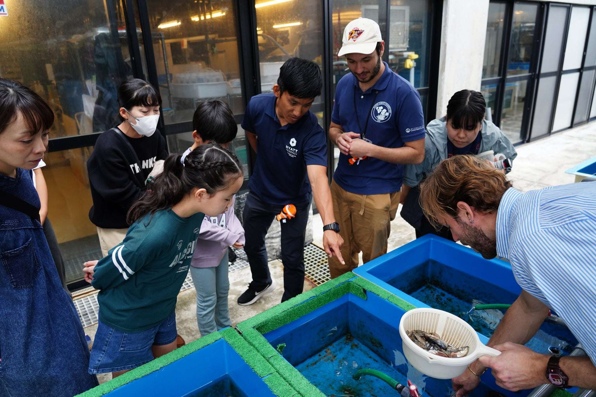 恩納村でクマノミ育成プロジェクト開催 OIST監修の海洋保全プログラム 3 クマノミの生態や環境保全について解説するOIST研究スタッフ