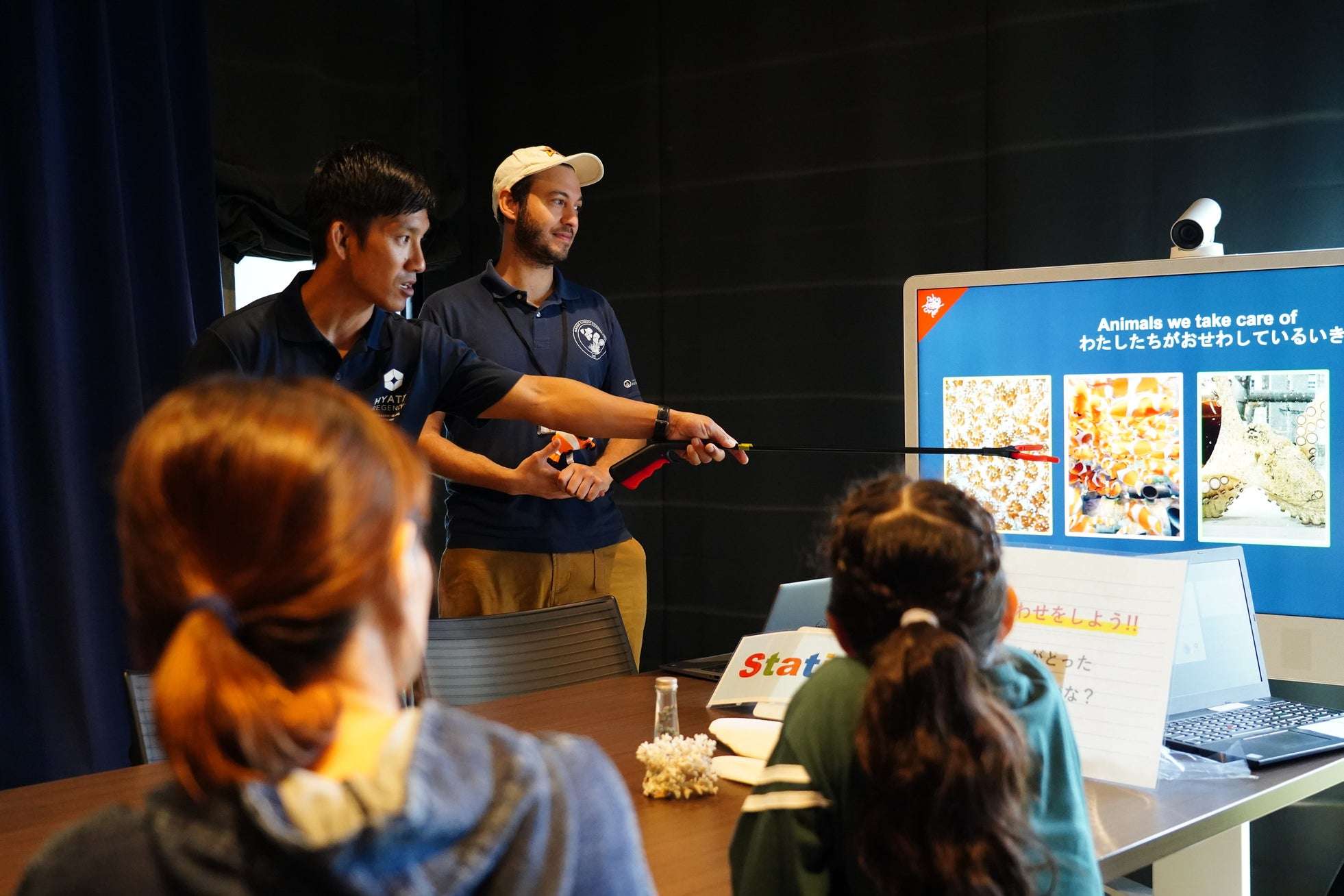 恩納村でクマノミ育成プロジェクト開催 OIST監修の海洋保全プログラム 2 OISTマリン・サイエンス・ステーションで稚魚を熱心に観察する様子