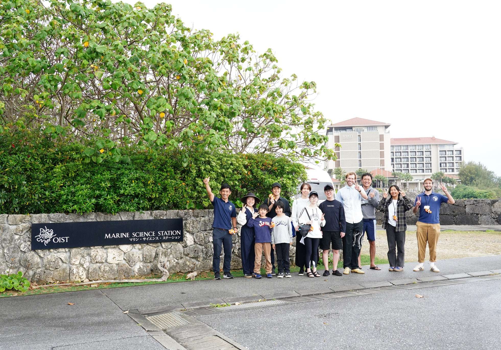 =クマノミの育成プログラムに参加した小学生と保護者ら