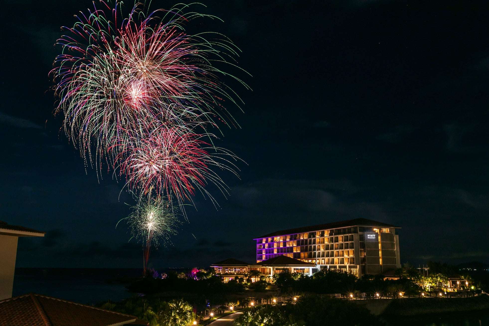 子供たちが夢中で作品を作り上げるキャンプハイアットのサンドアートプログラム