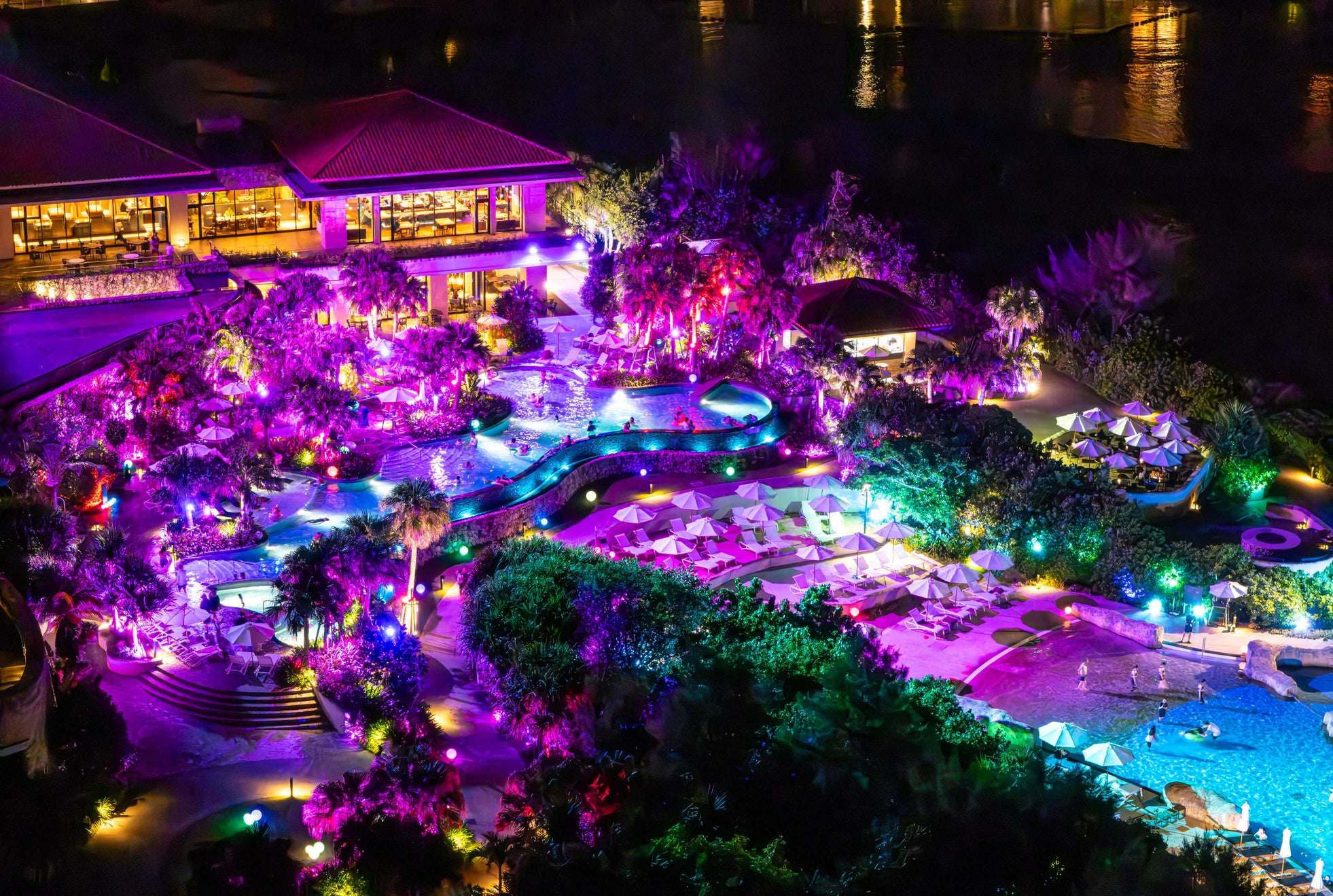 =幻想的なギャラクシーピンクに彩られる夜のグスクプール